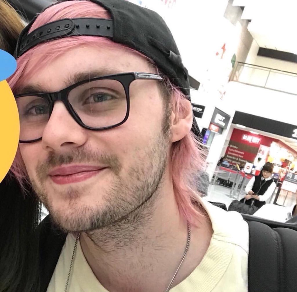 katsfilms's tweet photo. HE IS A REAL LIFE ANGEL !! HIS PINK HAIR REALLY JUST SAVED MY ENTIRE LIFE https://t.co/30iMq8IYi6