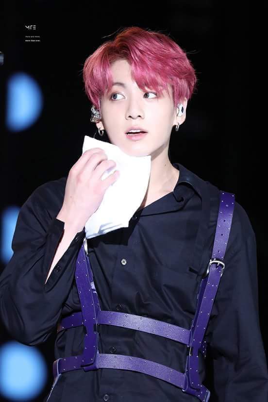 AnTran1307's tweet photo. Oppa #JUNGKOOK là đây chứ đâu @BTS_twt  😍😍😍😍😍😍😍😘😘😘😘😘😘 https://t.co/6CyHO8p18F