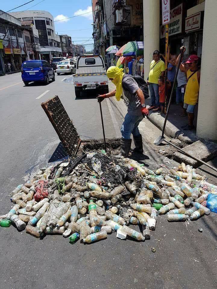 -Tírala ahí, no pasa nada, es solo una botella de plástico!

Un millón de personas al día pensando así...
