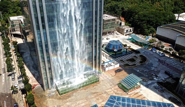 Chinese have built a 350ft waterfall on a skyscraper and it looks straight out of a sci-fi movie czed.eu/rd1h