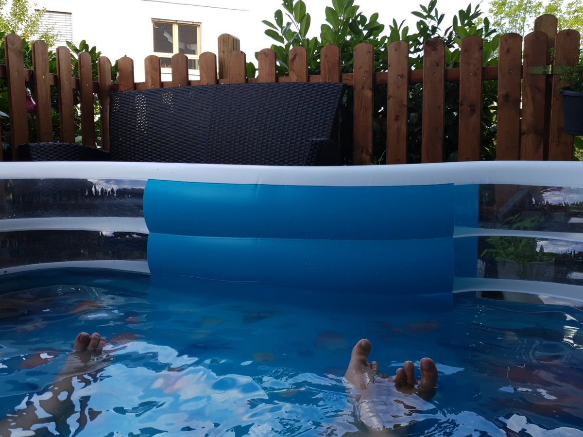 Ele_Simons's tweet photo. Das Leben ist schön, wenn das Familienplanschbecken genauso groß wie die Terrasse ist #Sommer #Wochenende #Schwimmen #Garten https://t.co/cmq6AXSwKY