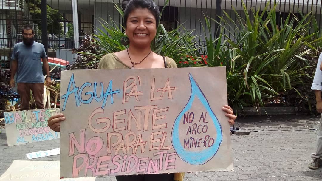 La_Guarura's tweet photo. Agua se va, agua se va, se va pa la minería, y el general y el general, destruye la amazonía! (Con musiquita del caimán) #bailatesta #porelderechoalagua #NoalArcoMinerodelOrinoco #ConMineríaNoHabráAgua #JornadasAntiextractivistas https://t.co/w7u3vIXZt9 https://t.co/dzPVHIWuxG