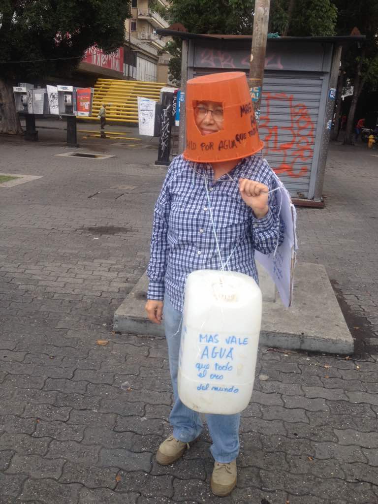 La_Guarura's tweet photo. Agua se va, agua se va, se va pa la minería, y el general y el general, destruye la amazonía! (Con musiquita del caimán) #bailatesta #porelderechoalagua #NoalArcoMinerodelOrinoco #ConMineríaNoHabráAgua #JornadasAntiextractivistas https://t.co/w7u3vIXZt9 https://t.co/dzPVHIWuxG