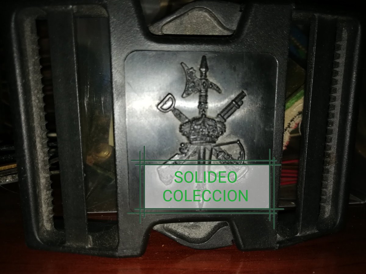 SolideoL's tweet photo. Rara hebilla de clip de finales de los 70. Posiblemente un intento de cinturón táctico que no prosperó. Está en concreto datada en 1978 https://t.co/ZwIgxLmjuX