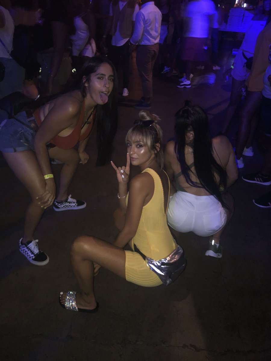 Tatianaaach's tweet image. #PizzaZoo 4 year anni w my ladies 🔥