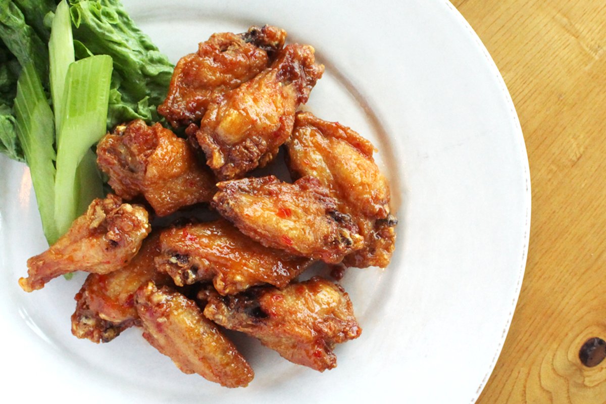 250Market's tweet photo. It's #NationalChickenWing day and we've got you covered! Celebrate with a delicious plate of our Buffalo, Bbq, or Thai chili wings. Or better yet - enjoy all three!
https://t.co/hdR4zqhT22 https://t.co/G7dwJlKN1z