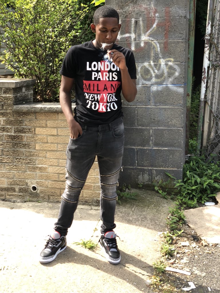 LongLiveOtto's tweet photo. Whole lot of money in my jeans imma get up and go get what I need ๐ซ๐งข#Rip26 #FreeJeff #FreeNoLimit #FreeZadi https://t.co/Ev4iFjz586