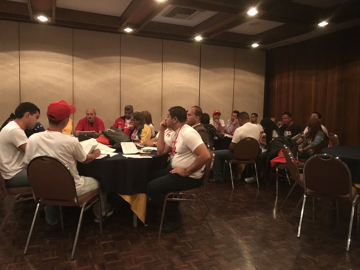 AmeliachPSUV's tweet photo. Apure y Guárico con excelentes propuestas para derrotar la guerra económica y profundizar el socialismo. El IV Congreso del @PartidoPSUV asumiendo su compromiso histórico https://t.co/caNaqNUduE