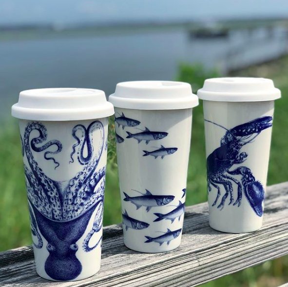 WalkingMatters's tweet photo. Beach time- with #coffee and @CaskataHome! #wevegotyourplates (and some killer travel mugs too!) ⛱ 🏖
#TabletopMatters
#perfectmug #summer #blueandwhite #beachparty #travelmugs #caskata #coastalstyle #hamptonsstyle #nantucket #caskatatableware #ilovemyjob https://t.co/ZhEjIZzwCc