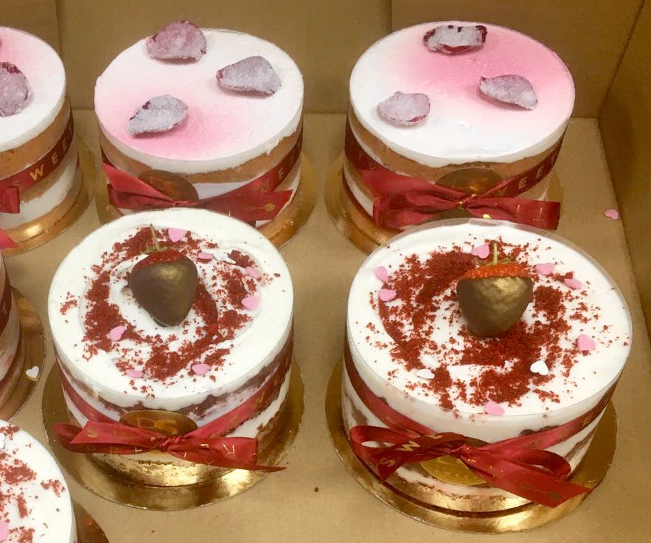 ChefSamBennett's tweet image. Made at my #summerjob @PrettySweetLon #RedVelvetCake #CoffeeandWalnutCake #LemonCake &amp;amp; #VictoriaSpongeCake. Boxed &amp;amp; ready for delivery to @Selfridges #pastrycheflife #pastrychefintraining