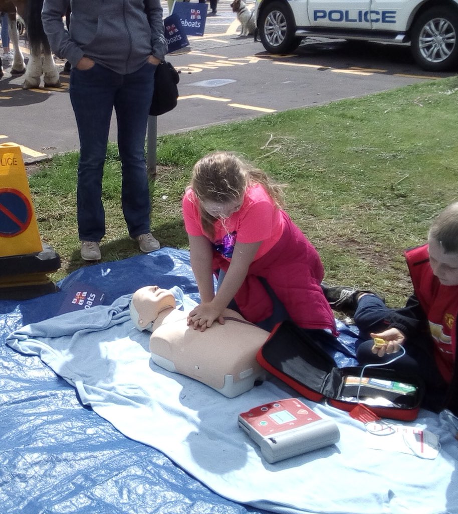 largsresponders's tweet photo. Yesterday we were delighted to demonstrate #CPR and #AED use to members of the public at the Largs @RNLI Open Day. https://t.co/wlOhseJnGZ