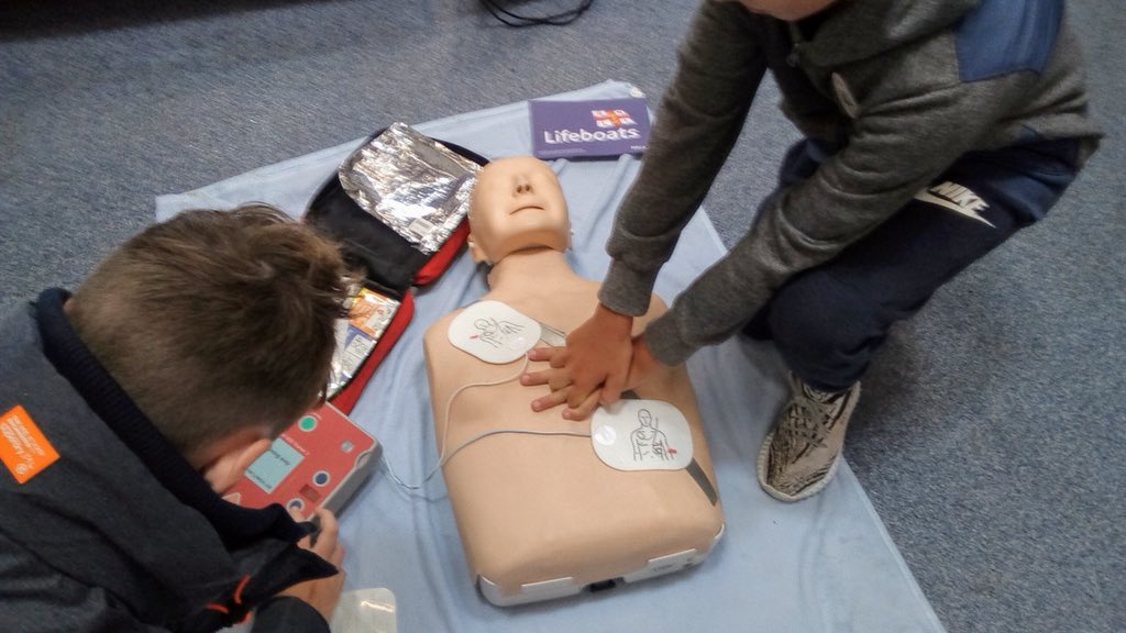 largsresponders's tweet photo. Yesterday we were delighted to demonstrate #CPR and #AED use to members of the public at the Largs @RNLI Open Day. https://t.co/wlOhseJnGZ
