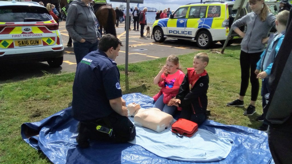 largsresponders's tweet photo. Yesterday we were delighted to demonstrate #CPR and #AED use to members of the public at the Largs @RNLI Open Day. https://t.co/wlOhseJnGZ