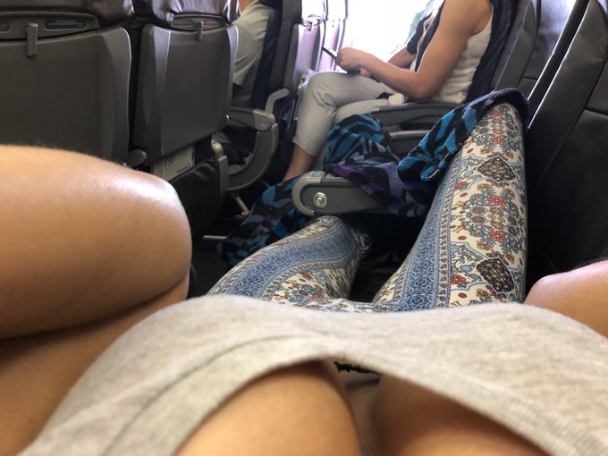 Enjoying my entire row on an otherwise pretty full flight home. https://t.co/r9bFi9arSr