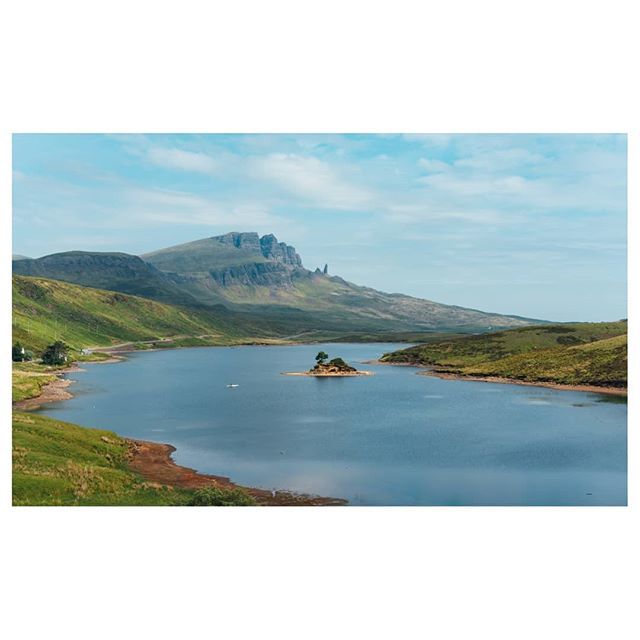 Isle of Skye, Old Man, small Island and a kayak. Looks like heaven, right?
.
.
.
.
.
#isleofskye #scotland #visitscotland #natureaddict #huckberry #travelstoke #keepitwild #roamtheplanet #getoutdoors #earthfocus #campvibes #wherewillwegonext #lifeofadven… ift.tt/2LuSTAd
