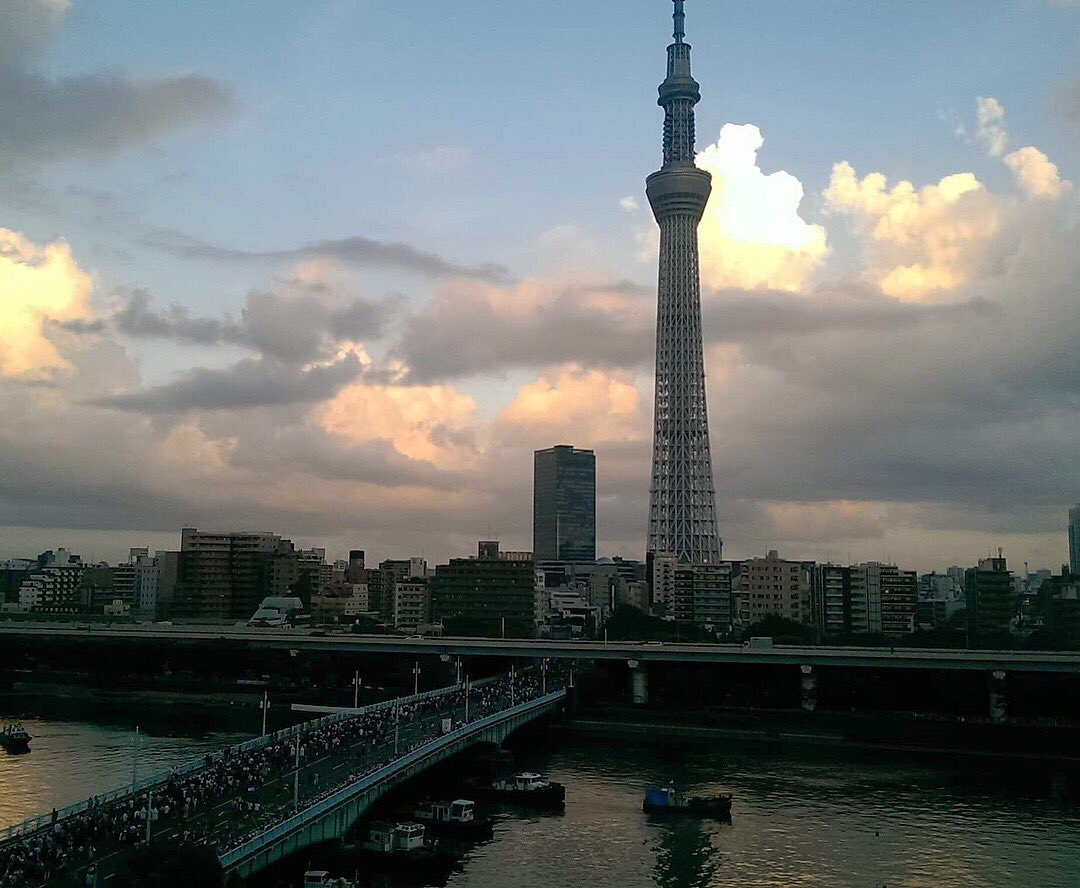 ale3263's tweet photo. Waiting for #Sumidafireworks 

#隅田川花火大会2018 待ち

#tokyo #skytree #tokyoskytree #japan #fireworks #japenesefestival #sumidariver #sumidagawa #東京スカイツリー #隅田川 #隅田川花火大会 #日本 https://t.co/MXFJcKjUYx