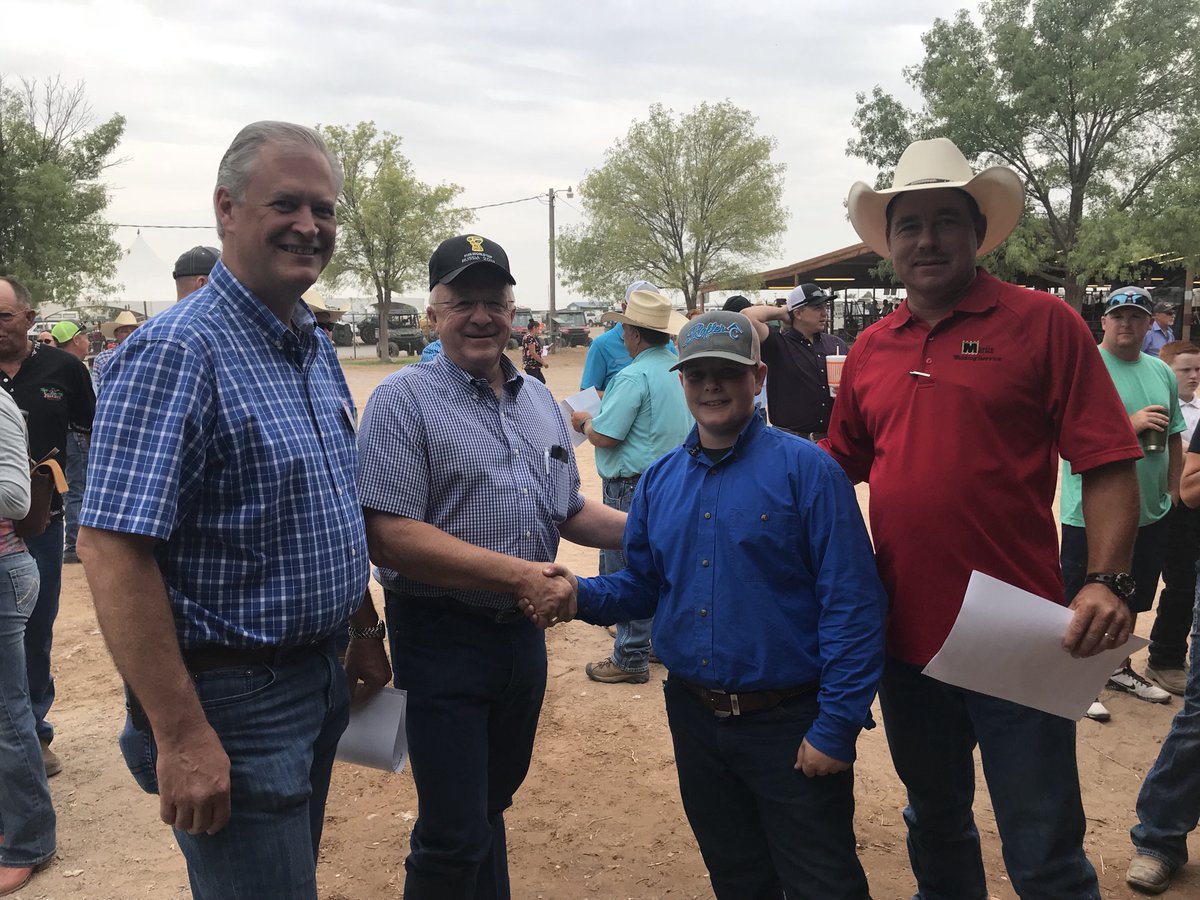 WayneAJohnson's tweet photo. Great to spend time in #ArtesiaNM at the 2018 Junior Livestock Auction at the Eddy County Fair! Congrats to the sellers, the buyers and the auctioneers on a successful sale! Also thanks to Gene Dow of Pecos Valley Broadcasting for the radio time. #WJAuditor2018 #NMPol https://t.co/9toUPEmhu0