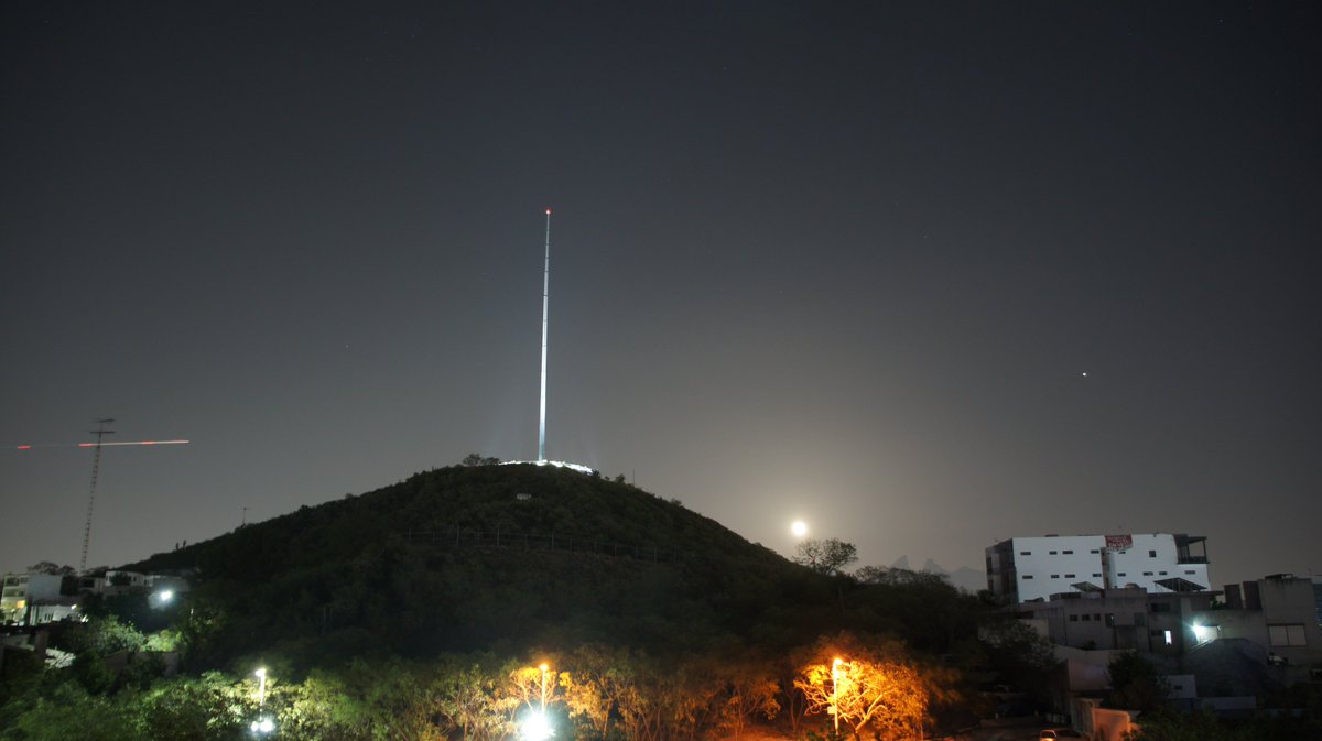 Obs_OjodeHorus's tweet photo. Una panorámica de nuestra sesión de imágenes ayer por la noche. Se Observa la #Luna y #Marte levantándose detrás del #CerrodelObispado y también se aprecia el #CerrodelaSilla medio escondido. Camara Sony Nex-5. https://t.co/pOtkHapqwg