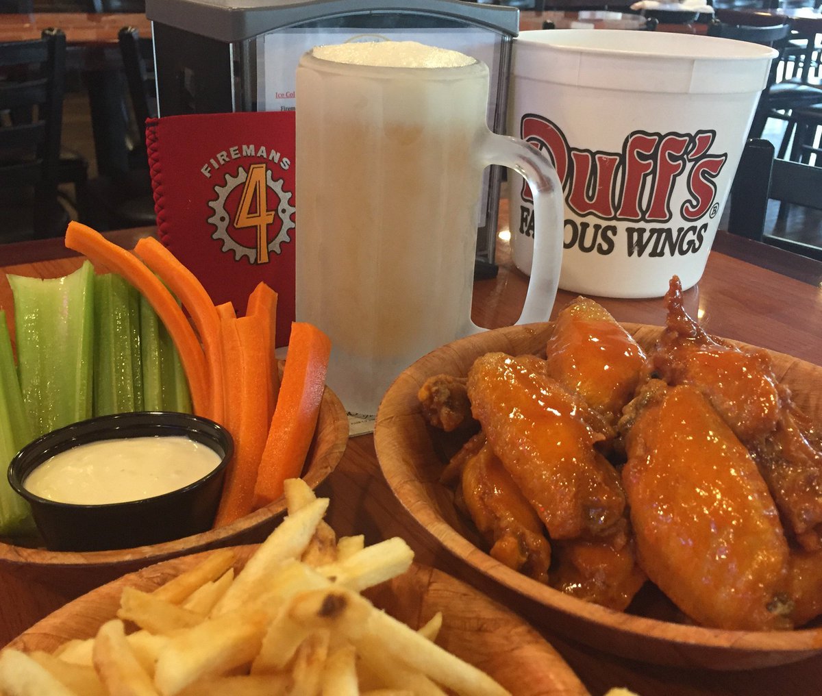 duffstx's tweet photo. Today is National Chicken Wing Day !!! 10 Wings - $8.99, 20 Wings - $15.99 and 16 oz Coors Light - $3.00 https://t.co/DtshsKU5K4