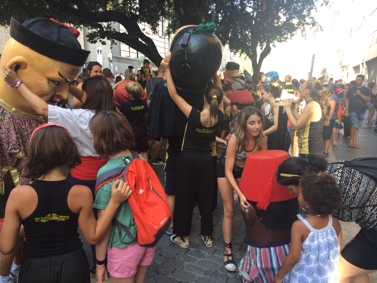 lessantesmataro's tweet photo. Petits i grans ja proven les figures institucionals a la plaça de l'Ajuntament. Vine a viure aquesta experiència a l'#enfigurat de #LesSantes https://t.co/ZbgoG06lwk
