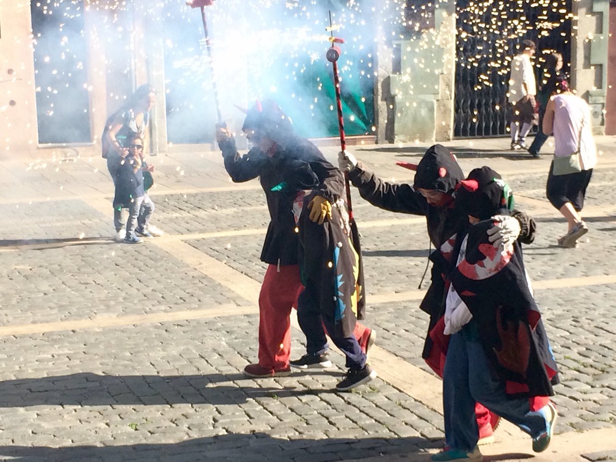 lessantesmataro's tweet photo. Petits i grans ja proven les figures institucionals a la plaça de l'Ajuntament. Vine a viure aquesta experiència a l'#enfigurat de #LesSantes https://t.co/ZbgoG06lwk