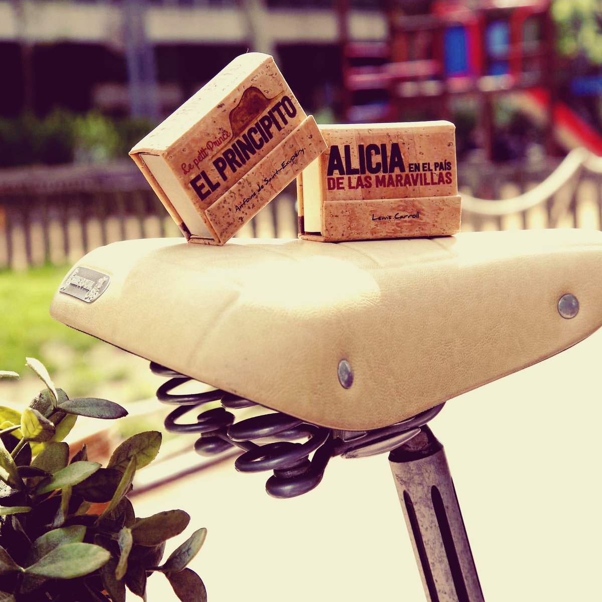 Apuka_Ediciones's tweet photo. 🤸♂️🤸♀️🤸♂️ ¡¡Libros en Bicicleta!! 🙌🙆♀️🙌
#ApukaEdiciones #minilibreríaandante #libros #bicicleta #minilibrosdecorcho #minilibrosartesanales #Bukkis #handmade #libroslibres #intercambiandolibros #Bookcrossing #artesanía #culturaenlacalle #laculturaescompartir 💞 https://t.co/swLFURCTH0