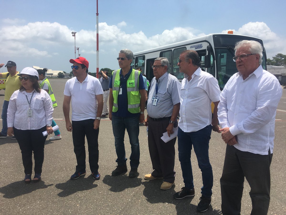 herrerajoao1's tweet photo. Hoy acompaño al @mintransporteco @GermanCardonaG el gobernador @veranodelarosa, Carlos Rosado de la CCI y la gerente del @aeropuertobaq, Mariela Vergara a la inauguración del campo de vuelo. #SoledadLaPuertaDeEntrada https://t.co/eFMiUYke6x