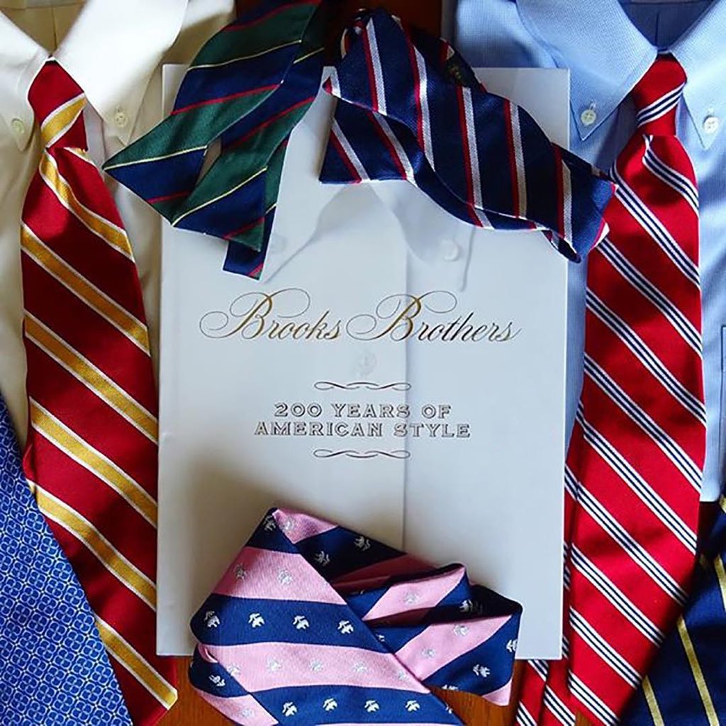 Algunos libros no pueden estar en los estantes. 📸 @mubbimicha #BrooksBrothers200 <a href="/rizzolibooks/">Kim Kardashian</a>