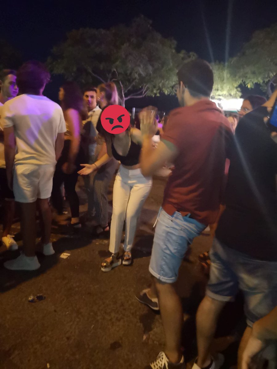 JavierRayos's tweet photo. @ClaraPerez98 @HelenaHelenaC Momento pelea post voltereta https://t.co/JoH5hnkvhy