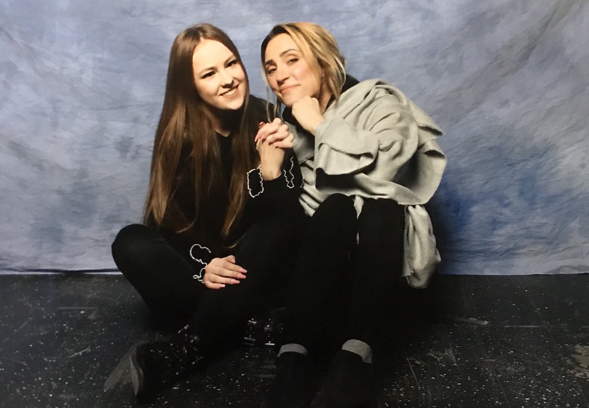100Polska's tweet photo. 📸 #OneDayInHarmony (27-29 lipca) | Zdjęcia z fanami @ChelseyReist i @harmon_jess z imprezy. #The100 https://t.co/uD8xF4uJDU