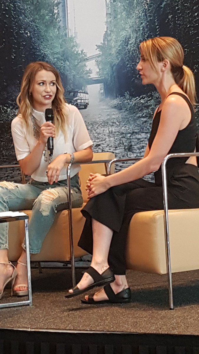 100Polska's tweet photo. 📸 #OneDayInHarmony (27-29 lipca) | Zdjęcia podczas swoich paneli @ChelseyReist i @harmon_jess z imprezy. #The100 https://t.co/yswh6UE83K