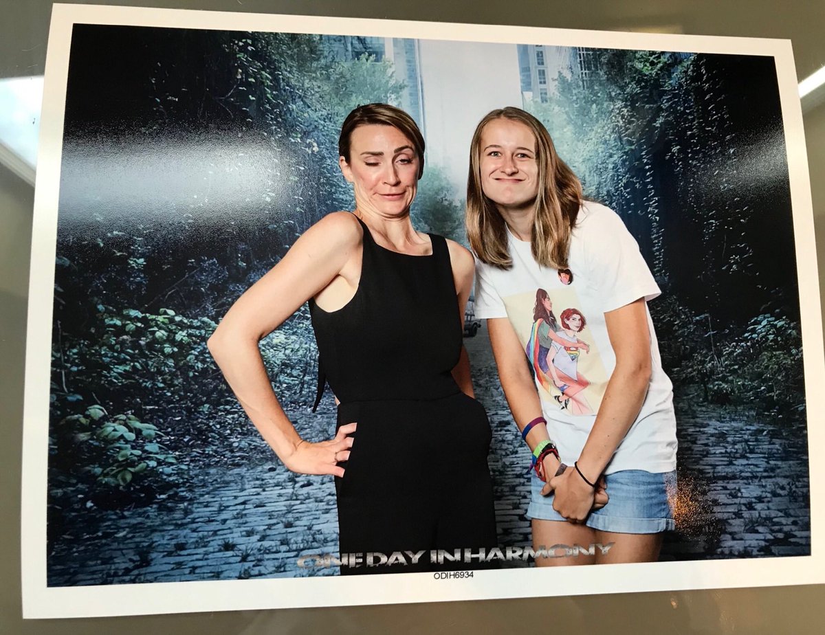 100Polska's tweet photo. 📸 #OneDayInHarmony (27-29 lipca) | Zdjęcia z fanami @ChelseyReist i @harmon_jess z imprezy. #The100 https://t.co/ZQ3pgPt2GC