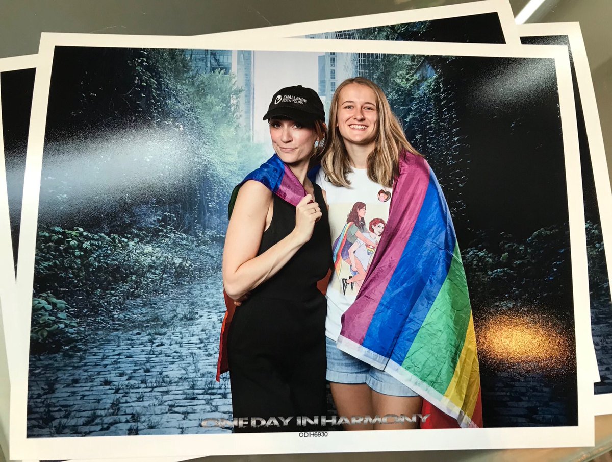 100Polska's tweet photo. 📸 #OneDayInHarmony (27-29 lipca) | Zdjęcia z fanami @ChelseyReist i @harmon_jess z imprezy. #The100 https://t.co/ZQ3pgPt2GC