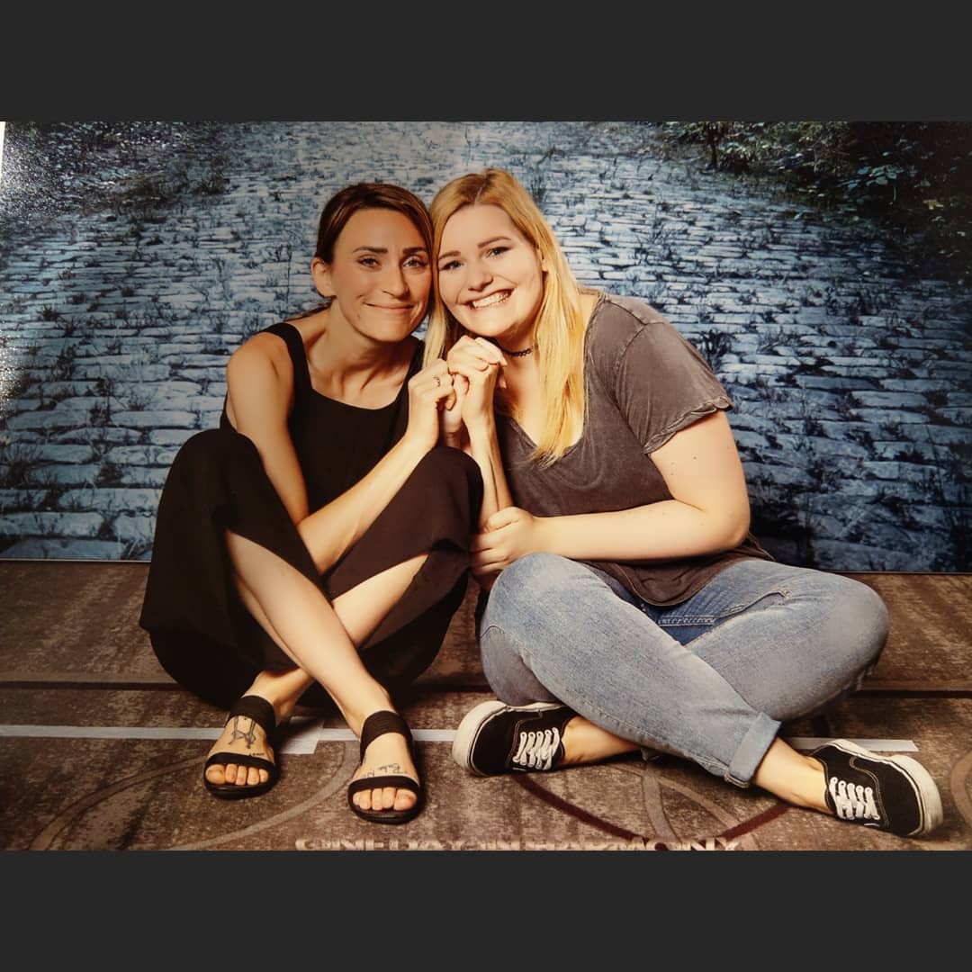 100Polska's tweet photo. 📸 #OneDayInHarmony (27-29 lipca) | Zdjęcia z fanami @ChelseyReist i @harmon_jess z imprezy. #The100 https://t.co/YWB4FmNxO2