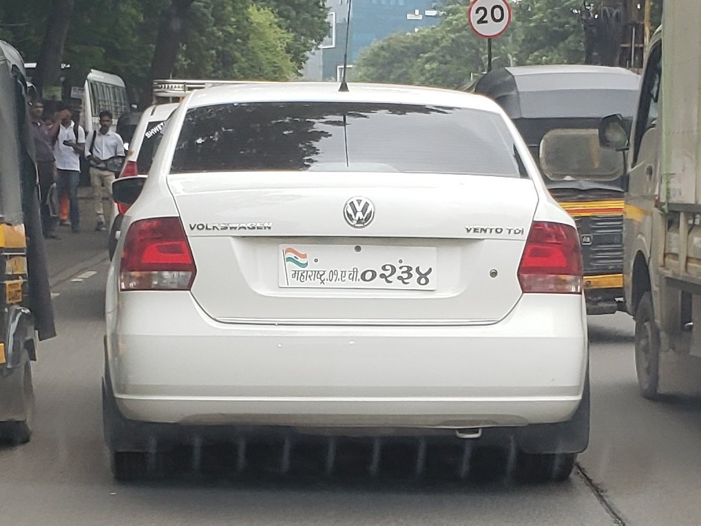 amsami1987's tweet photo. Everything wrong with this car to be on the road 1) Rash driving 2) Breaking signal at LBS marg 3) Black tinted glass 4) Illegal number plate @mtptraffic @MumbaiPolice @RoadsOfMumbai #RoadSafety #abovetherules https://t.co/1wVwerIyZ9