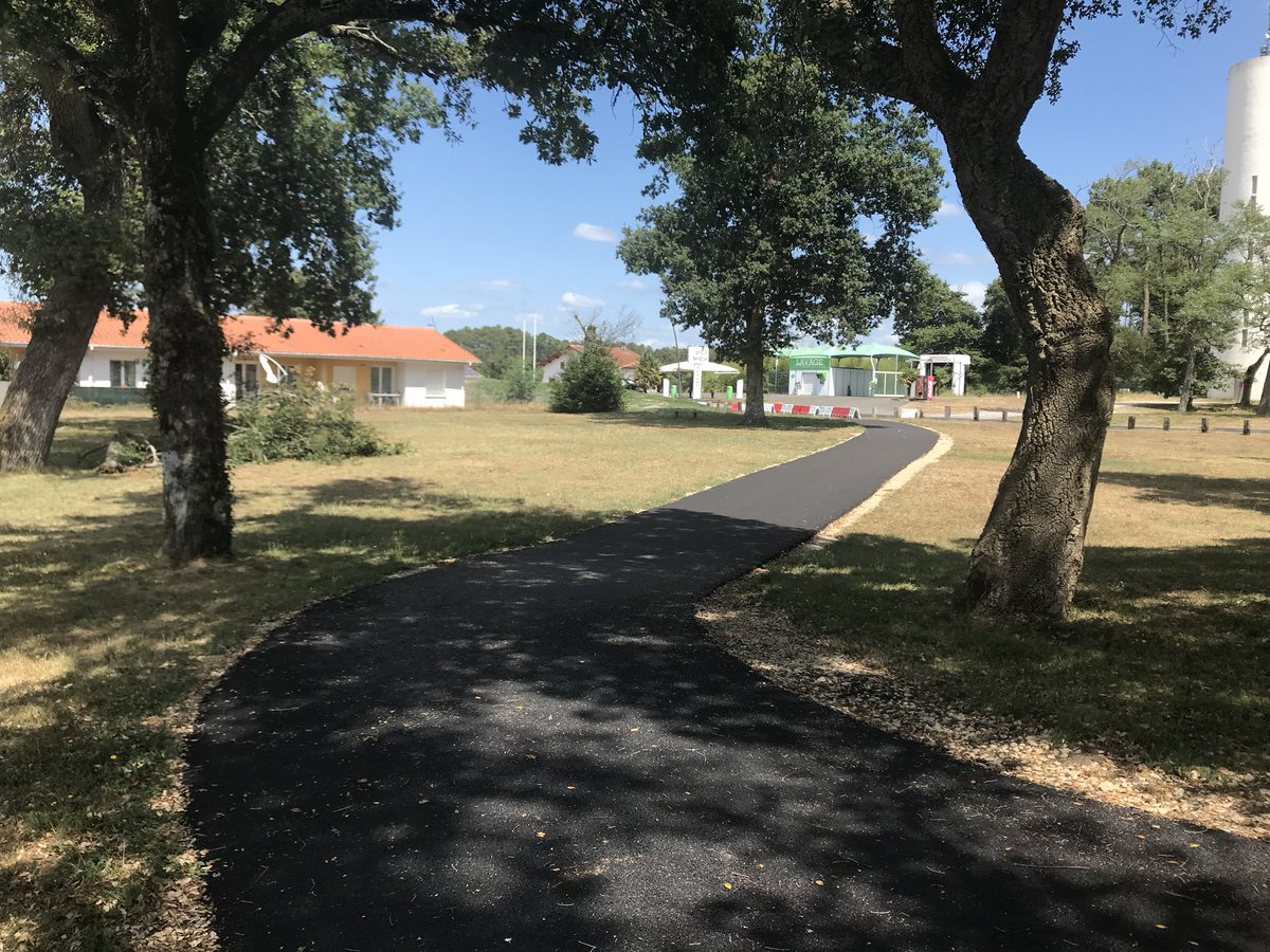Bias40's tweet photo. L’extension de la piste cyclable Bias-Mimizan continue ! Elle arrive à présent jusqu’à l’arrêt de bus 🚴🏼‍♂️🚴🏼‍♀️
#Landes #Velo #PisteCyclable https://t.co/Dtz82BwfKD