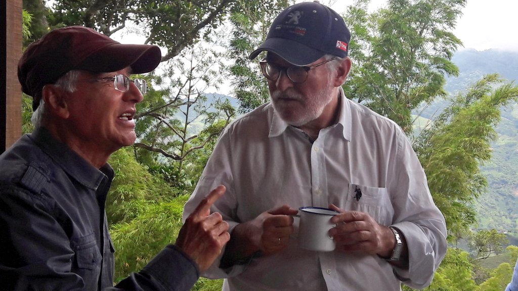 #SeguimosCumpliendo 
El Comando de Ingenieros del Ejército Nacional entrega la adecuación, mantenimiento y construcción de de 1.138 metros de #PlacasHuellas que comunican el municipio de #Salamina con la vereda #Encimadas. Más de 10 mil habitantes beneficiados.