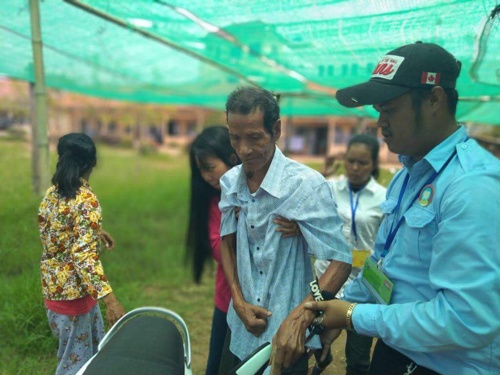 CambodiaElecti1's tweet image. អ្នកស្រឡាញ់ជាតិដោយមិនបាច់បង្ខំ! សូមកុំមើលងាយសន្លឹកឆ្នោតគាត់! They love their nation #Cambodia without threat! Please don't undervalue the voices of 82% voters! #ElectionsKh #PoliticsKH #ElectionKH2018 #ElectionKH