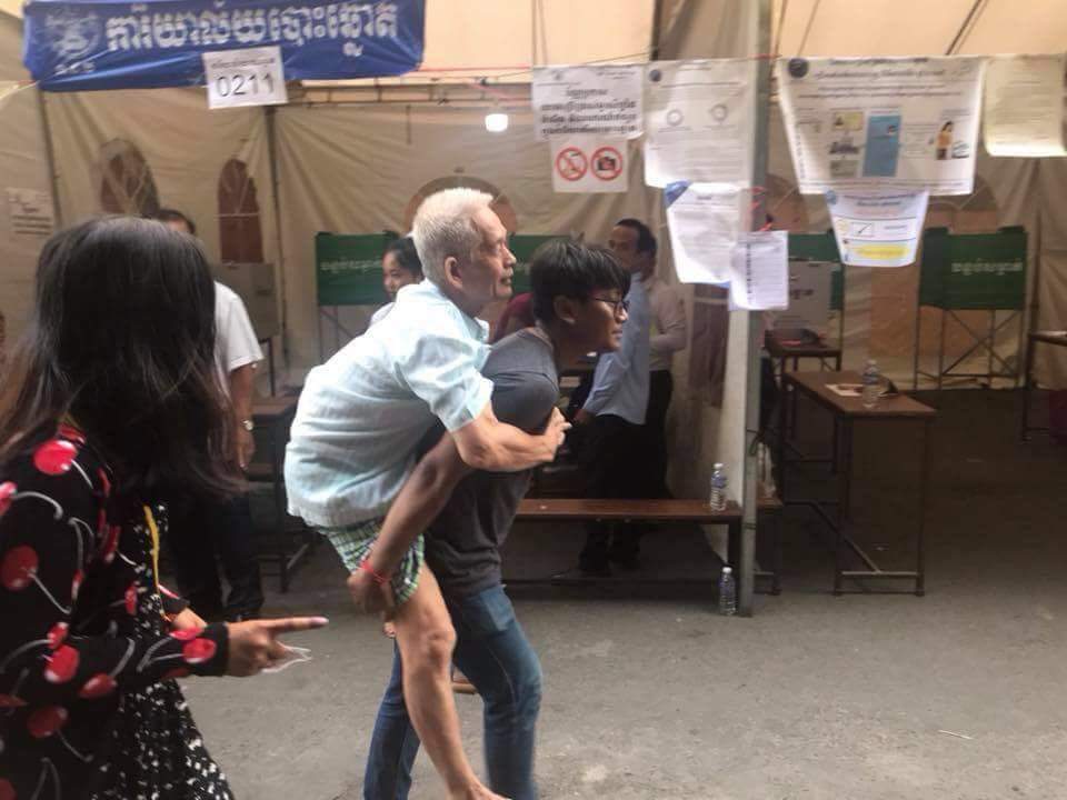 CambodiaElecti1's tweet image. អ្នកស្រឡាញ់ជាតិដោយមិនបាច់បង្ខំ! សូមកុំមើលងាយសន្លឹកឆ្នោតគាត់! They love their nation #Cambodia without threat! Please don't undervalue the voices of 82% voters! #ElectionsKh #PoliticsKH #ElectionKH2018 #ElectionKH