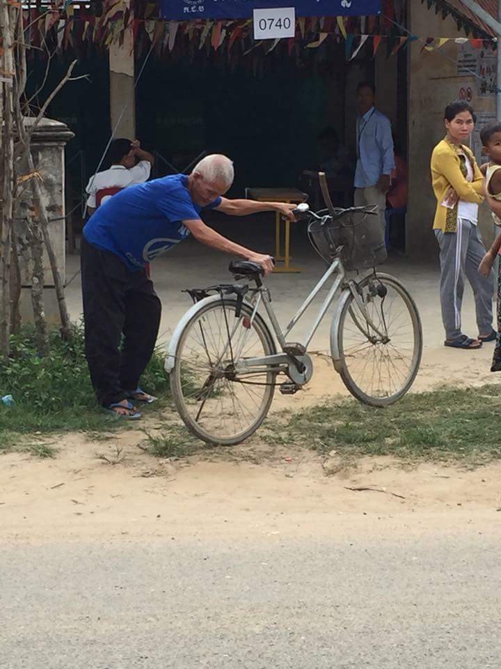 CambodiaElecti1's tweet image. អ្នកស្រឡាញ់ជាតិដោយមិនបាច់បង្ខំ! សូមកុំមើលងាយសន្លឹកឆ្នោតគាត់! They love their nation #Cambodia without threat! Please don't undervalue the voices of 82% voters! #ElectionsKh #PoliticsKH #ElectionKH2018 #ElectionKH