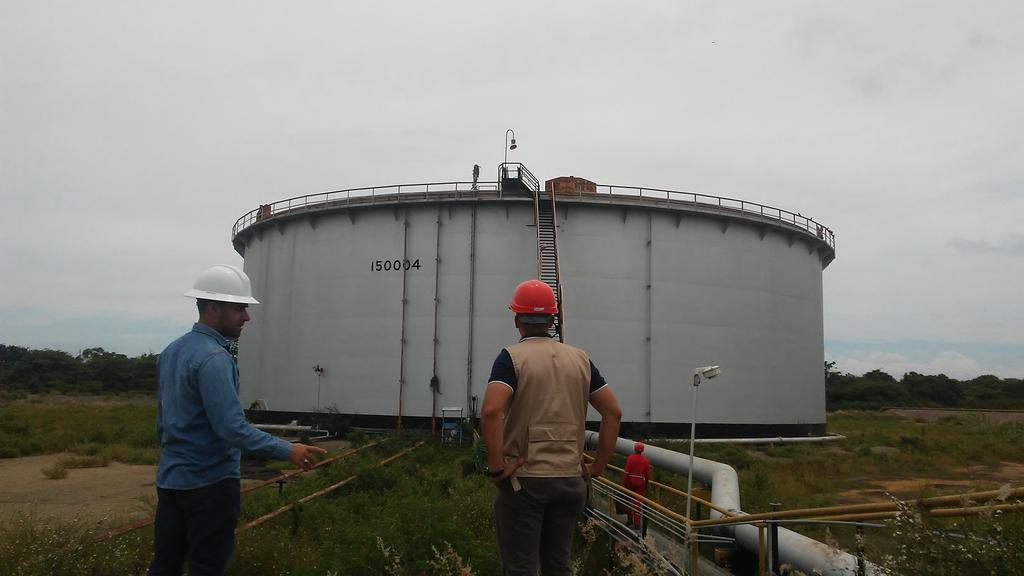 GermanMarquezgt's tweet photo. Siguiendo instrucciones del Ministro @MQuevedoF continuamos con las actividades de fiscalización de crudo en el Patio de Tanques Ulé, en compañía del Dir. Regional Maracaibo @delgadojln del @MinPetroleoVE y el Dir. Adjunto de @PDVSAOcc Gustavo León. @NicolasMaduro @DrodriguezVen https://t.co/29feWDoEB9