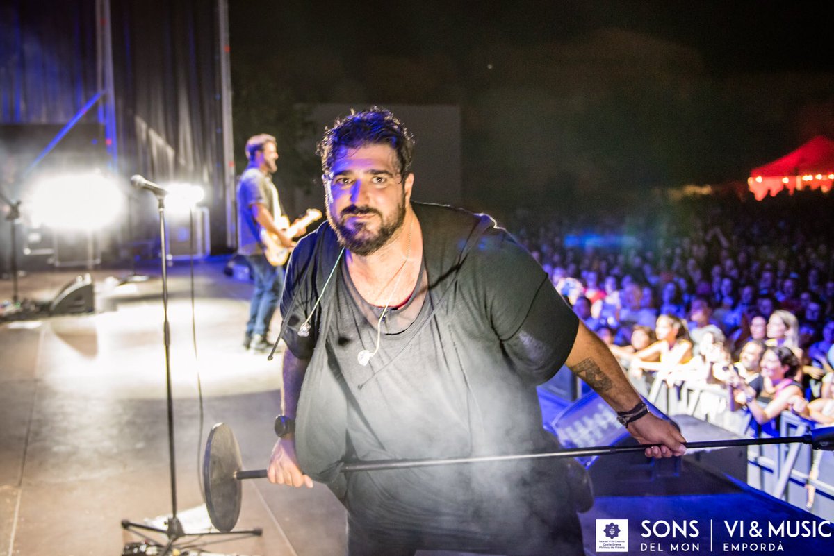 sonsdelmon's tweet photo. Quina nit, quin concert...ho vam fer tot: saltar, ballar, emocionar-nos, ser solidaris i sobretot cantaaaaar!! 🎉🕺🏻🕺🏻🕺🏻

Quin concertàs @antoniorozco ....#Sonsdelmón18 serà sempre casa teva!!

Fotos de @MonicaQuintanaF https://t.co/6aDfObh60v