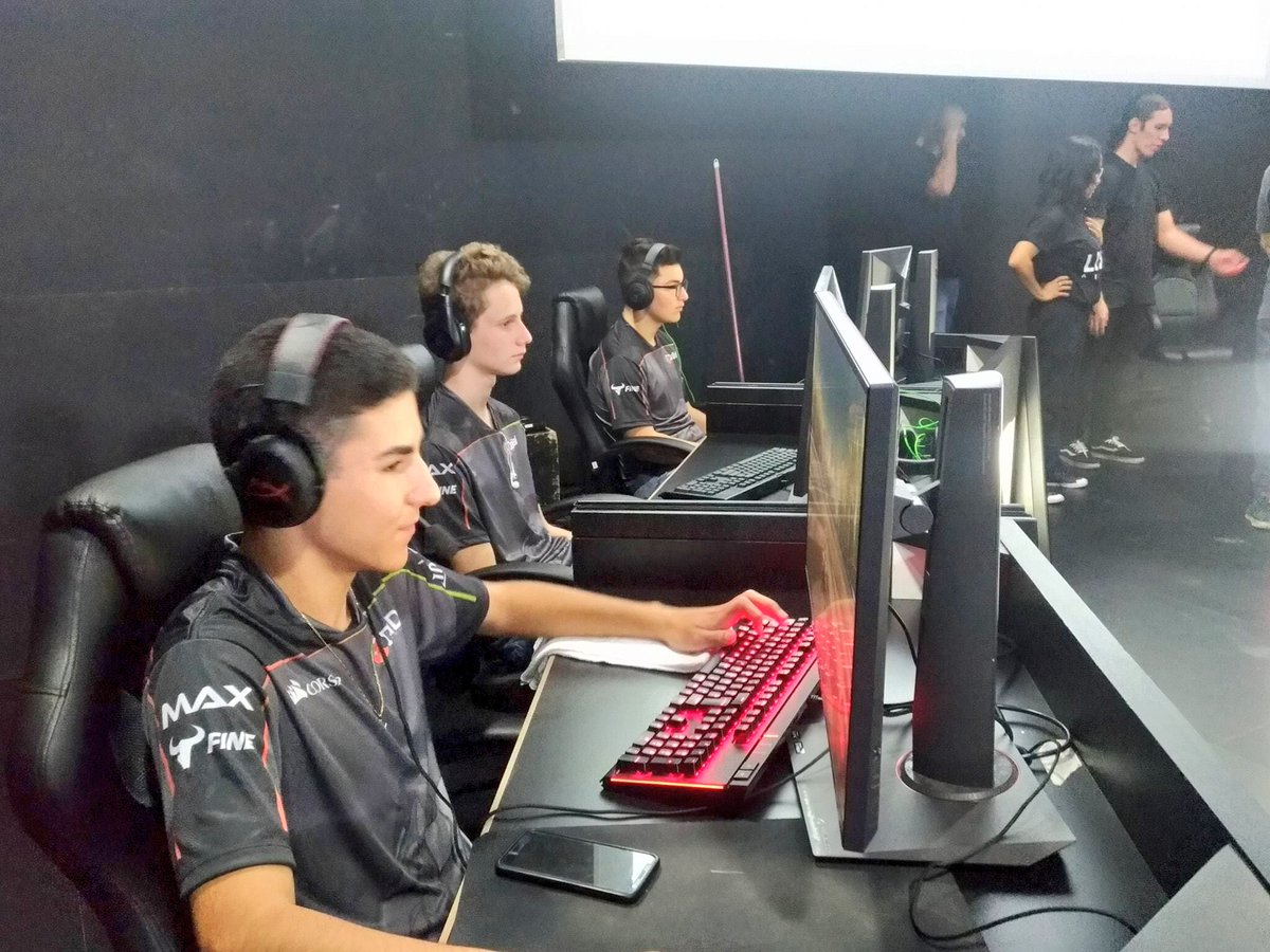 daidaibr's tweet photo. Pessoal não foi dessa vez... mas somos o VICE-CAMPEÃO da América do Sul no Rocket League! Obrigado #caio #renan #noiisey e #protomz ! Estamos muito orgulhosos de vocês meninos, a pressão de um evento internacional não é pra poucos!#goDaiDai #torcidaLaranja https://t.co/N3lgVfvPI2