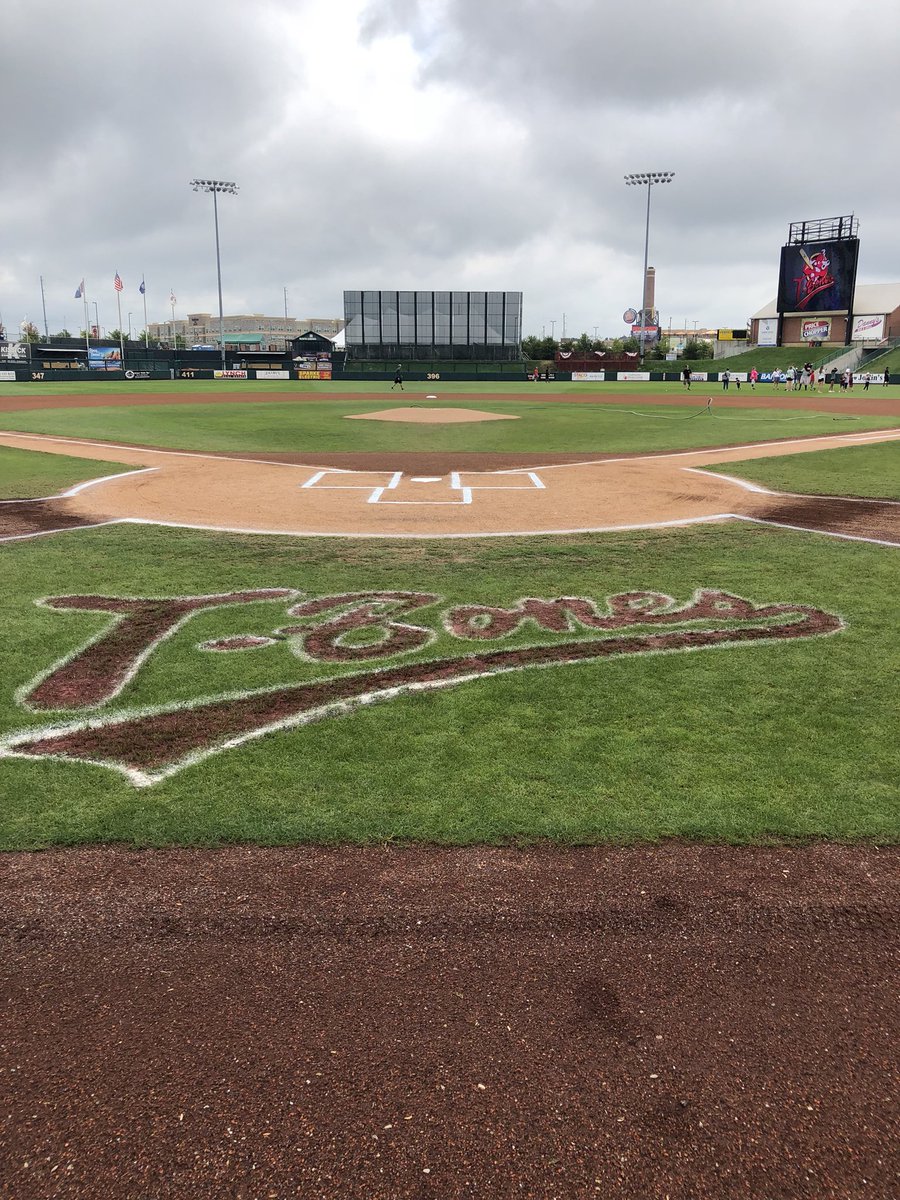 KCMonarchsTurf's tweet image. Inch of rain overnight and a 1:05pm first pitch? No problem for the grounds crew as the T Bones look for a sweep this weekend! #SundayFunday