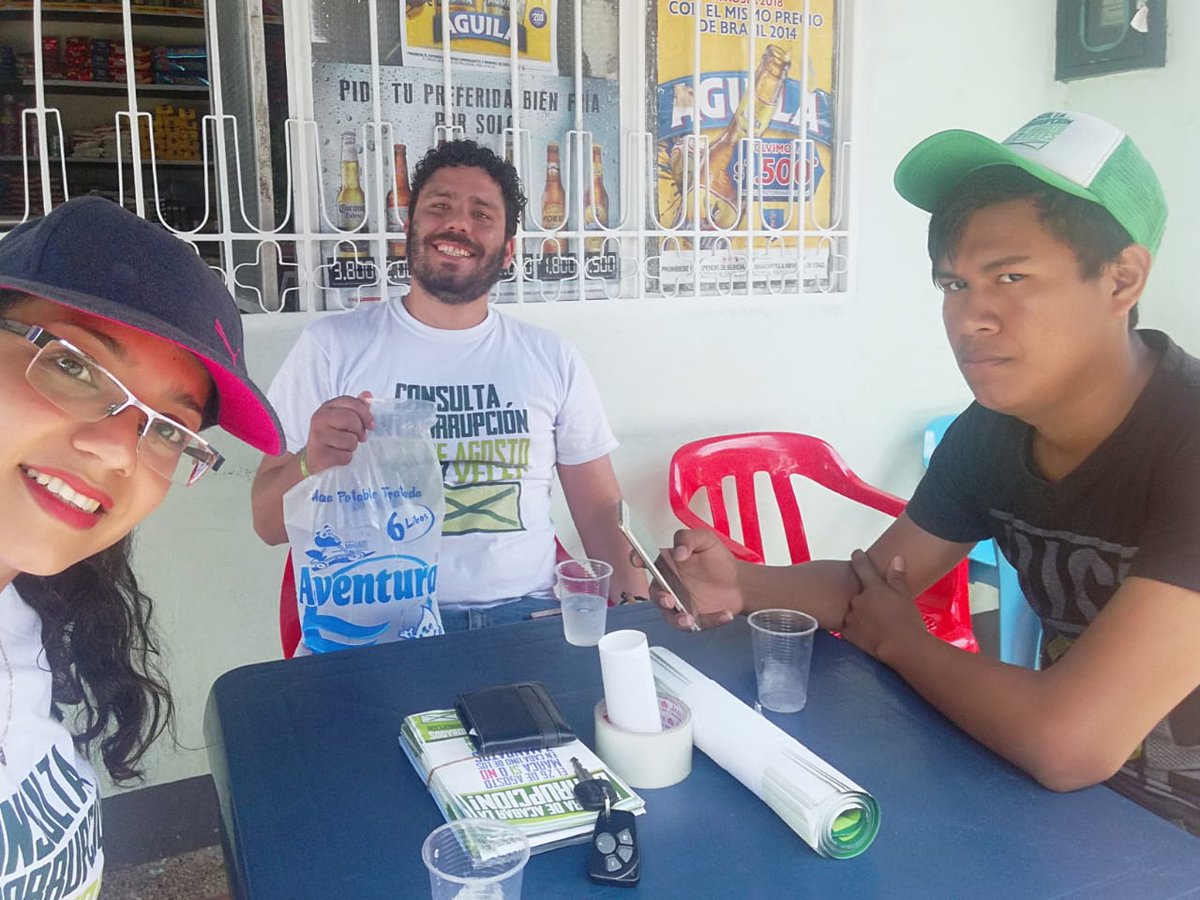 Entre_BarriosV's tweet photo. Seguimos haciendo la tarea de los #7VecesSí. Hoy desde el barrio Rochela de Villavicencio.

Éste 26 de Agosto a votar la #ConsultaAnticorrupción.

Únete. 💪 https://t.co/YP8LdJNf8N