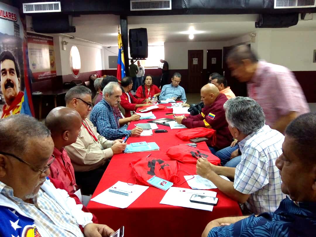 cbolivariana's tweet photo. Delegados de los trabajadores al IV Congreso del @PartidoPSUV afinando las líneas de acción de la Clase Obrera.
Rumbo al 20 de agosto, rumbo a la derrota de la guerra económica con el NUEVO MODELO DE GESTION SOCIALISTA #CBST https://t.co/wFVdUhysjl