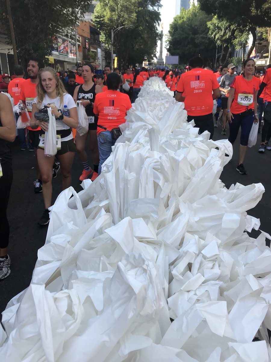 Churlie_'s tweet photo. #Buenaruta #bonita y #demandante #21KCdMxBanorte. Bien! PERO #sepasan con el desperdicio! Cada bolsa, un plátano. ¡UN PLÁTANO! 25,000 #bolsasdeplastico inútiles, automáticamente convertidas en #basura! #NoMamar. Pongan los plátanos en la mesa y listo! #RT https://t.co/QreNiypEQq