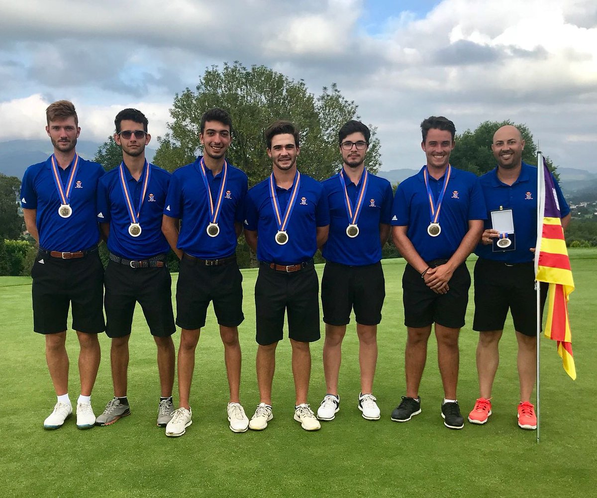 FBalearGolf's tweet photo. #InterAbsolutoMasculino @rfegolf Impresionante y trabajada victoria de nuestros chicos frente a Andalucía, levantando un 0-3, que nos permite ocupar el tercer puesto del podio 🥉. Enorme el esfuerzo realizado durante toda la semana!
#BalearesTeam https://t.co/PMnQLqsShA