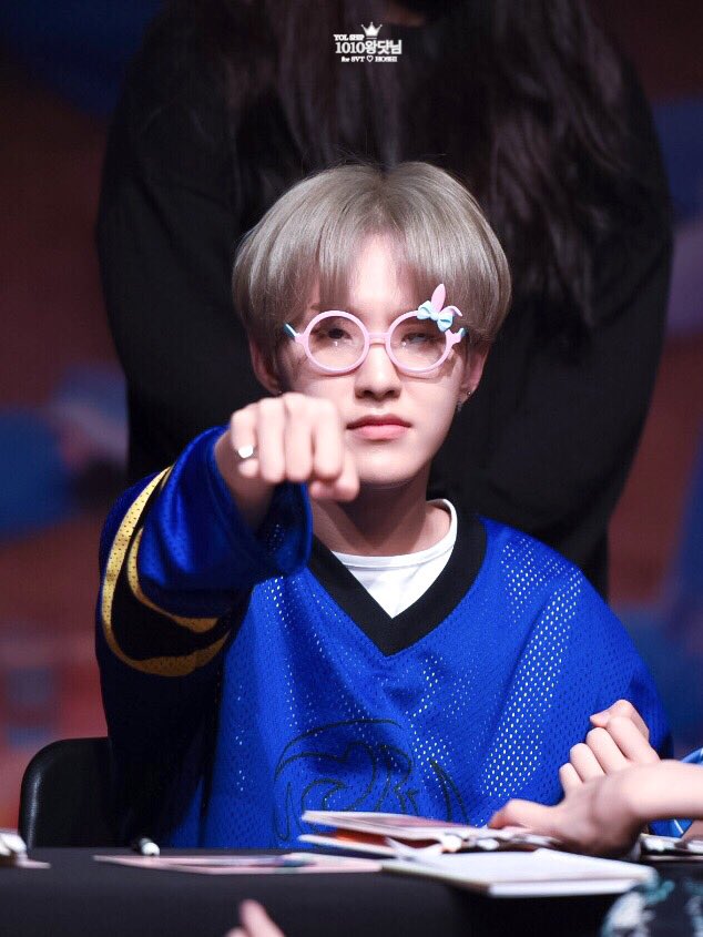 lolo_615's tweet photo. 180728 압구정 팬싸인회
펀치👊🐰💕
ONE PUNCH MAN 같구나❤️히히

#세븐틴 #SEVENTEEN #호시 #권순영 #HOSHI #왕댯님 @pledis_17 https://t.co/mBwBtxJ9tE