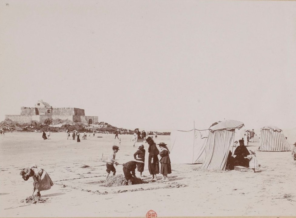 VilleSaintMalo's tweet photo. Un bel été à #SaintMalo... en 1895 !
📷 @GallicaBnF https://t.co/K1TPrRtFiJ